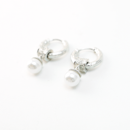 Strukturierte Silber Creolen mit Perlentropfen | Minimalistisches Retro-Design