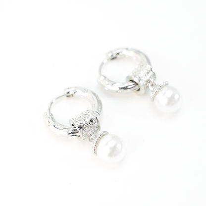 Strukturierte Silber Creolen mit Perlentropfen | Minimalistisches Retro-Design