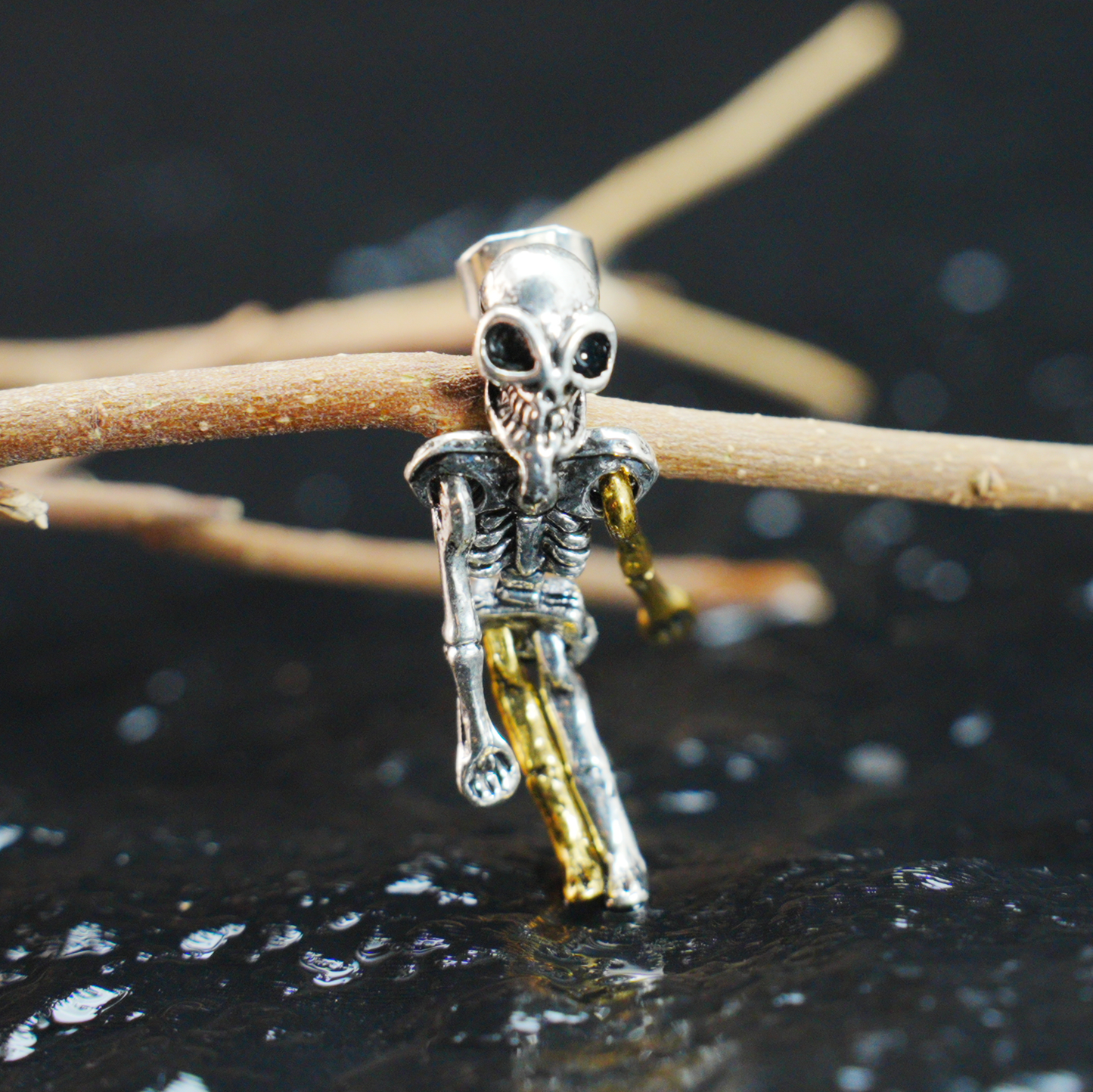 Alien Skeleton Stud Earrings – Gothic Skull Design, Creepy Cute Unisex Jewelry