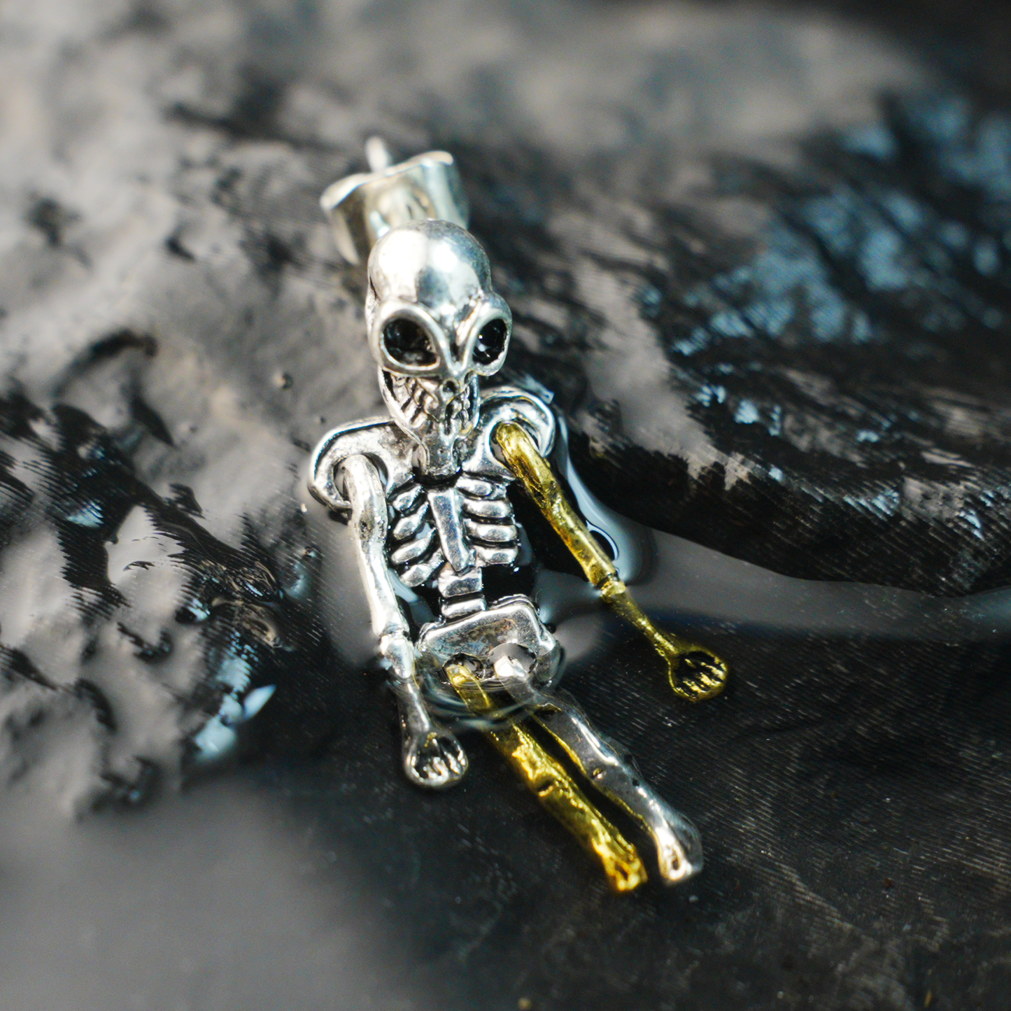 Alien Skeleton Stud Earrings – Gothic Skull Design, Creepy Cute Unisex Jewelry