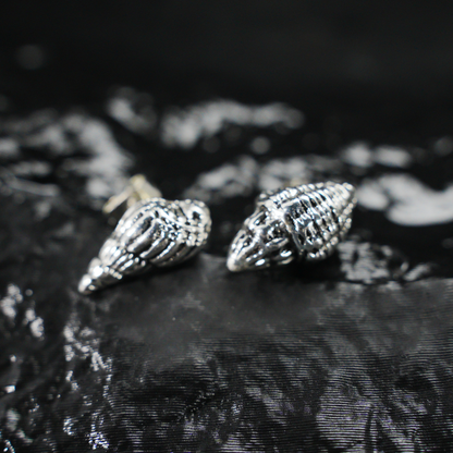 Muschel Ohrstecker, Asymmetrischer Maritimer Schmuck, Minimalistische Ozean-inspirierte Ohrstecker, handgemachtes Geschenk für Sie