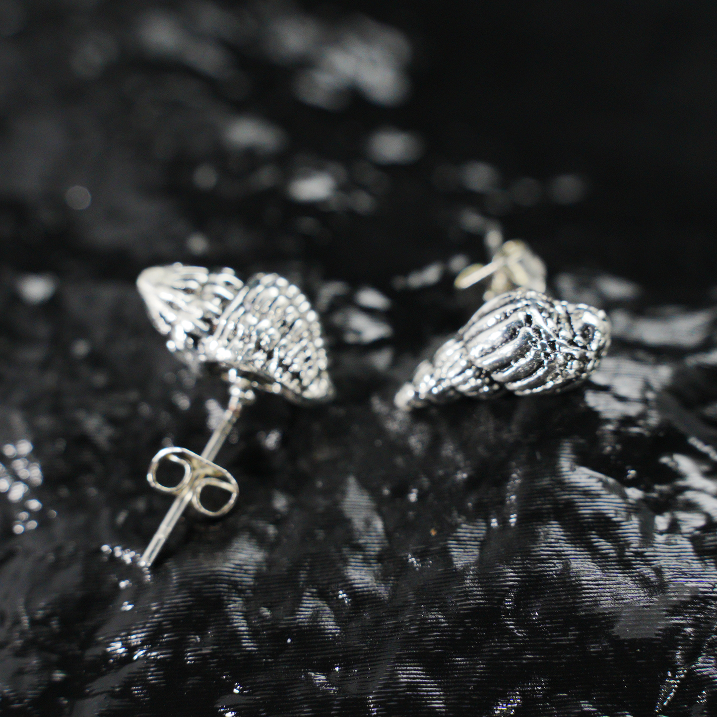 Muschel Ohrstecker, Asymmetrischer Maritimer Schmuck, Minimalistische Ozean-inspirierte Ohrstecker, handgemachtes Geschenk für Sie