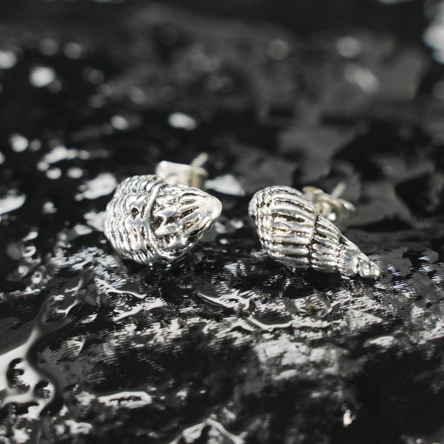 Muschel Ohrstecker, Asymmetrischer Maritimer Schmuck, Minimalistische Ozean-inspirierte Ohrstecker, handgemachtes Geschenk für Sie