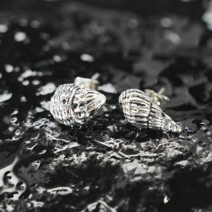Muschel Ohrstecker, Asymmetrischer Maritimer Schmuck, Minimalistische Ozean-inspirierte Ohrstecker, handgemachtes Geschenk für Sie