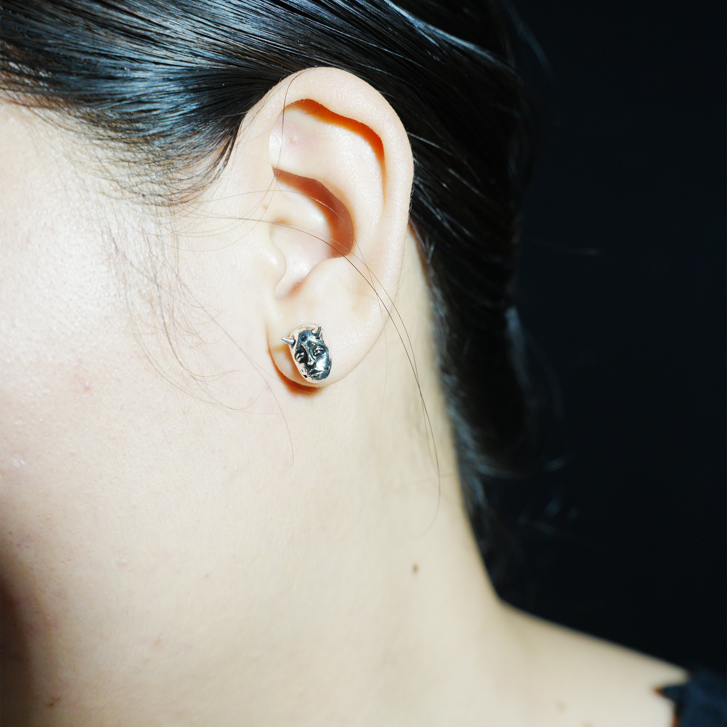 Gothic Demon Mask Earring with Sad Face Carving, Punk Style Emotional Amulet, Artistic Single Stud for Symbolic Wear