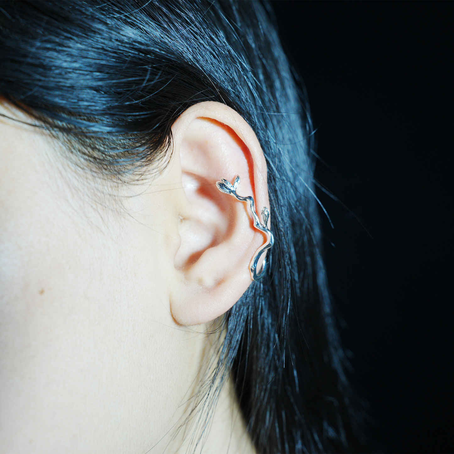 Organischer Flow Ohrhaken, Minimalistischer Ast Curve Ohrring, Natur inspirierter Ohrschmuck, Statement Ohrring