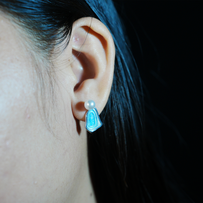 Unregelmäßige blaue Ohrstecker | Perlenakzent | Künstlerische Emaille-Tropfenohrringe
