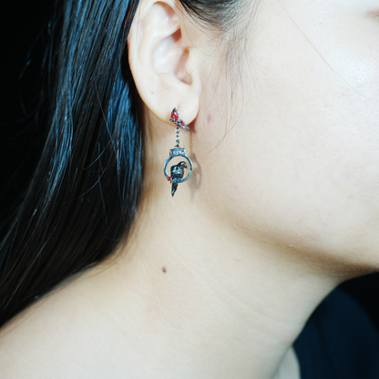 Gothic Raben-Ohrringe mit roten Federakzenten | Dunkler ästhetischer Krähenschmuck | Einzigartiges Geschenk für Liebhaber von Gothic und alternativer Mode