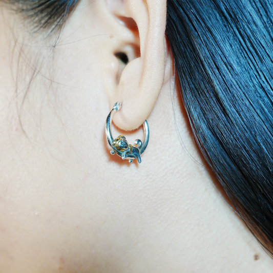 Curious Cat with Fish Hat Earrings – Playful Kitty Studs for Animal Lovers, Cute Cat Jewelry for Daily Joy