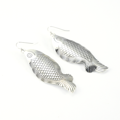 Fisch Tropfen Ohrringe, Handgefertigter Schmuck im Ethno Stil, Vintage Geschnitztes Fisch Design, spirituelles Symbol Geschenk für Sie