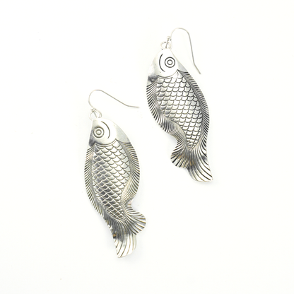 Fisch Tropfen Ohrringe, Handgefertigter Schmuck im Ethno Stil, Vintage Geschnitztes Fisch Design, spirituelles Symbol Geschenk für Sie