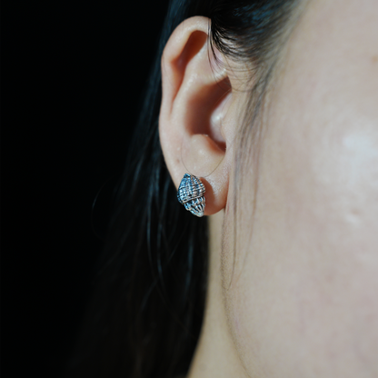 Muschel Ohrstecker, Asymmetrischer Maritimer Schmuck, Minimalistische Ozean-inspirierte Ohrstecker, handgemachtes Geschenk für Sie