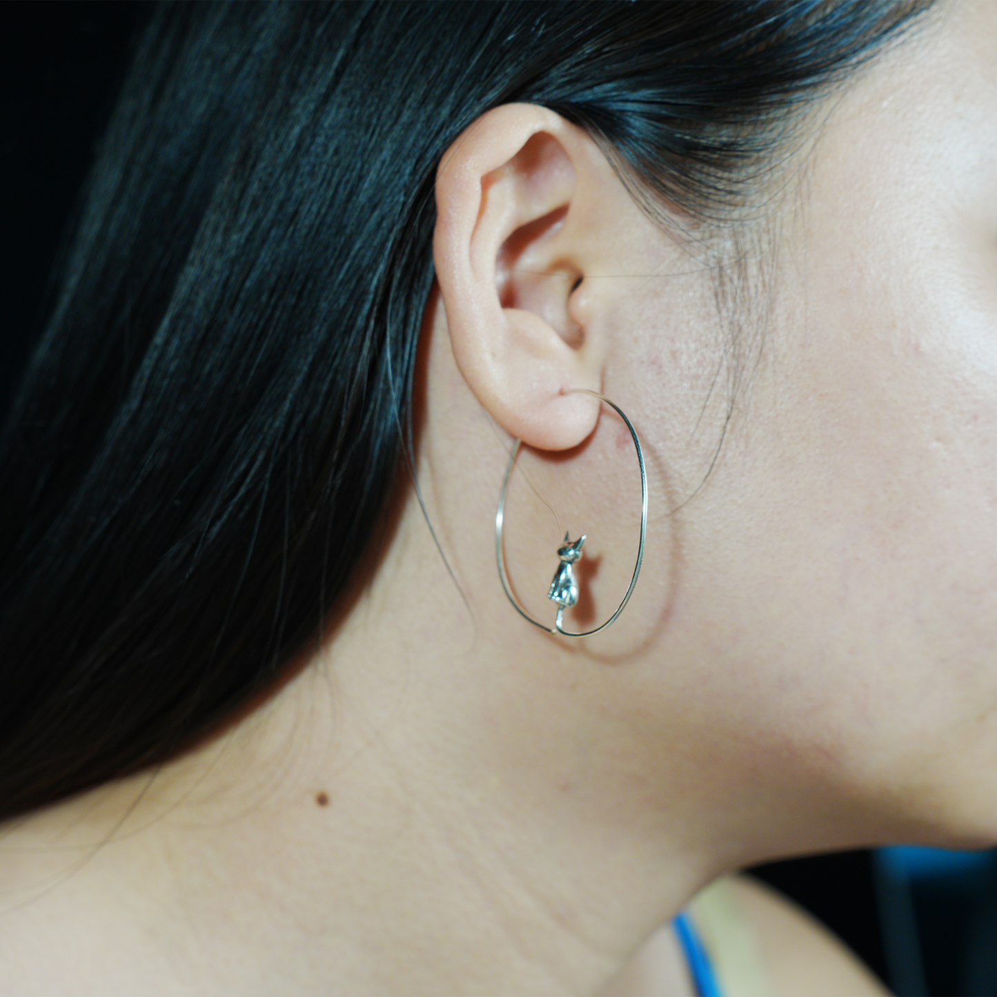 Minimalistische Zwillingskatzen-Creolen – Gedenkschmuck für Paare