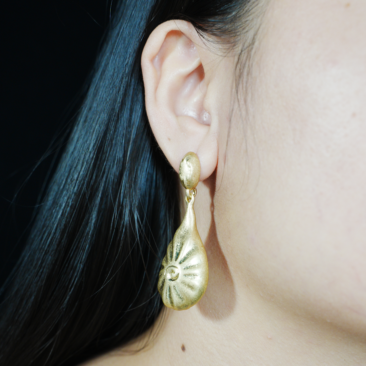 Totem Spiral Ohrstecker | Vintage Gold Textur Handgefertigte Ohrringe | Weibliche Energie Sonne Amulett Stil