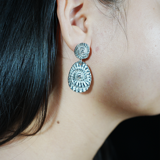 Spiralförmige Tropfen Ohrringe, Fossil Ammonit inspirierter Schmuck, Geschenk für Frauen