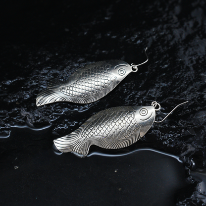 Fisch Tropfen Ohrringe, Handgefertigter Schmuck im Ethno Stil, Vintage Geschnitztes Fisch Design, spirituelles Symbol Geschenk für Sie