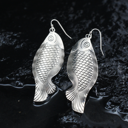 Fisch Tropfen Ohrringe, Handgefertigter Schmuck im Ethno Stil, Vintage Geschnitztes Fisch Design, spirituelles Symbol Geschenk für Sie