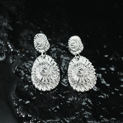Spiralförmige Tropfen Ohrringe, Fossil Ammonit inspirierter Schmuck, Geschenk für Frauen