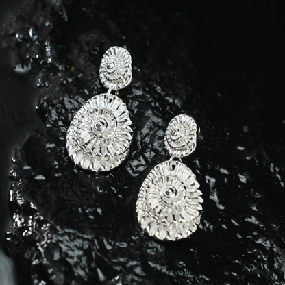 Spiralförmige Tropfen Ohrringe, Fossil Ammonit inspirierter Schmuck, Geschenk für Frauen