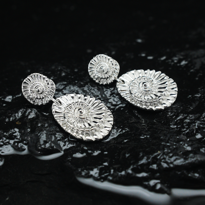 Spiralförmige Tropfen Ohrringe, Fossil Ammonit inspirierter Schmuck, Geschenk für Frauen