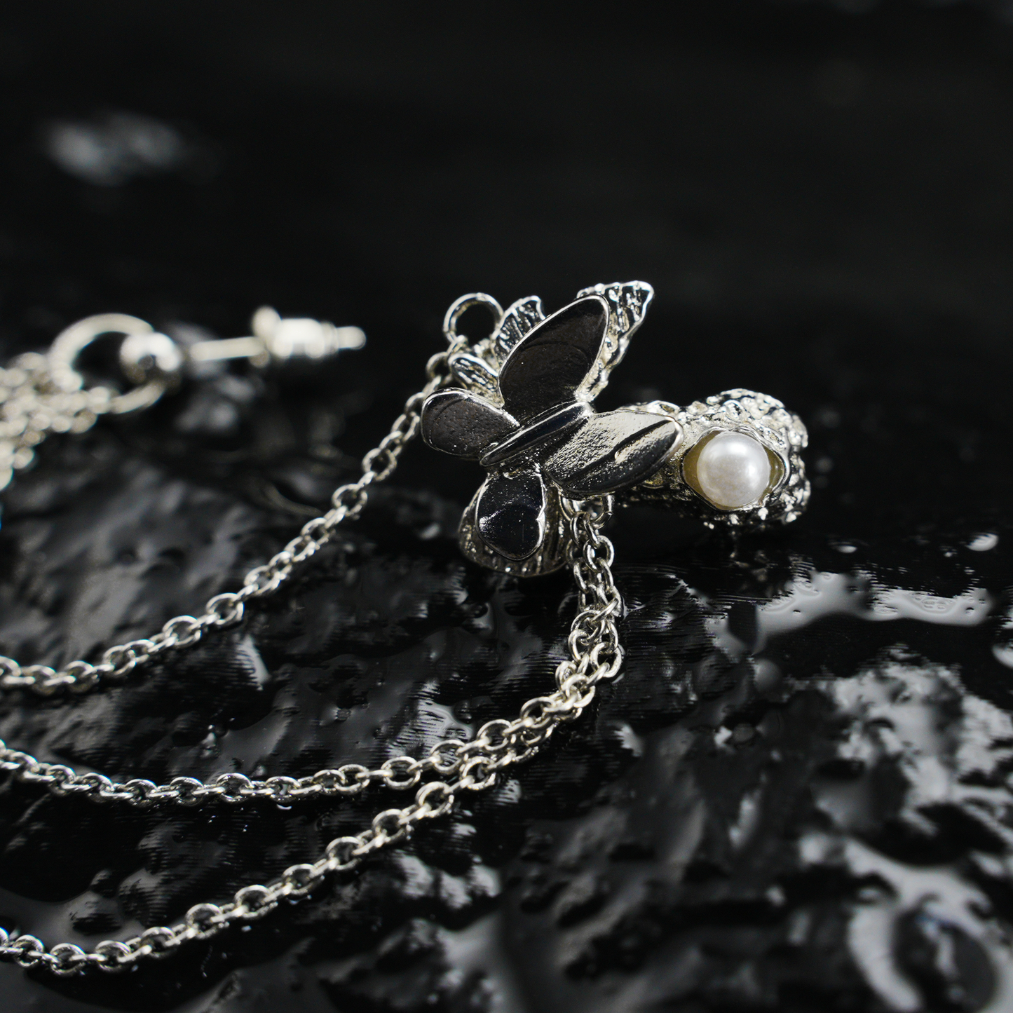 Butterfly Pearl Drop Chain Earrings, Asymmetrical Ear Cuff Style, Nature Inspired Jewelry for Women, Elegant Gift for Her