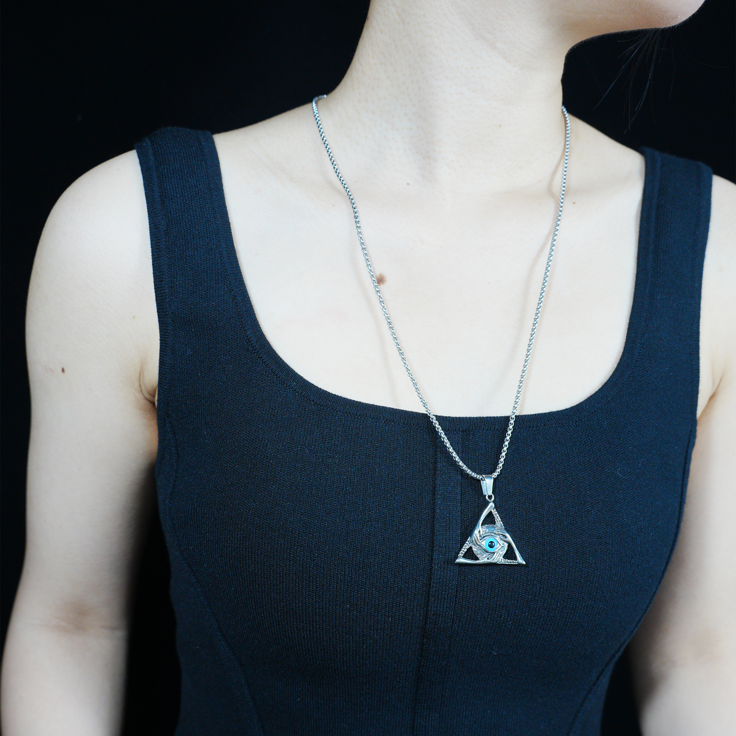 Halskette mit Dreiecksanhänger „Allsehendes Auge“ | Mystischer Amulettschmuck mit blauem Edelstein | Gotischer okkulter Unisex-Schutzanhänger