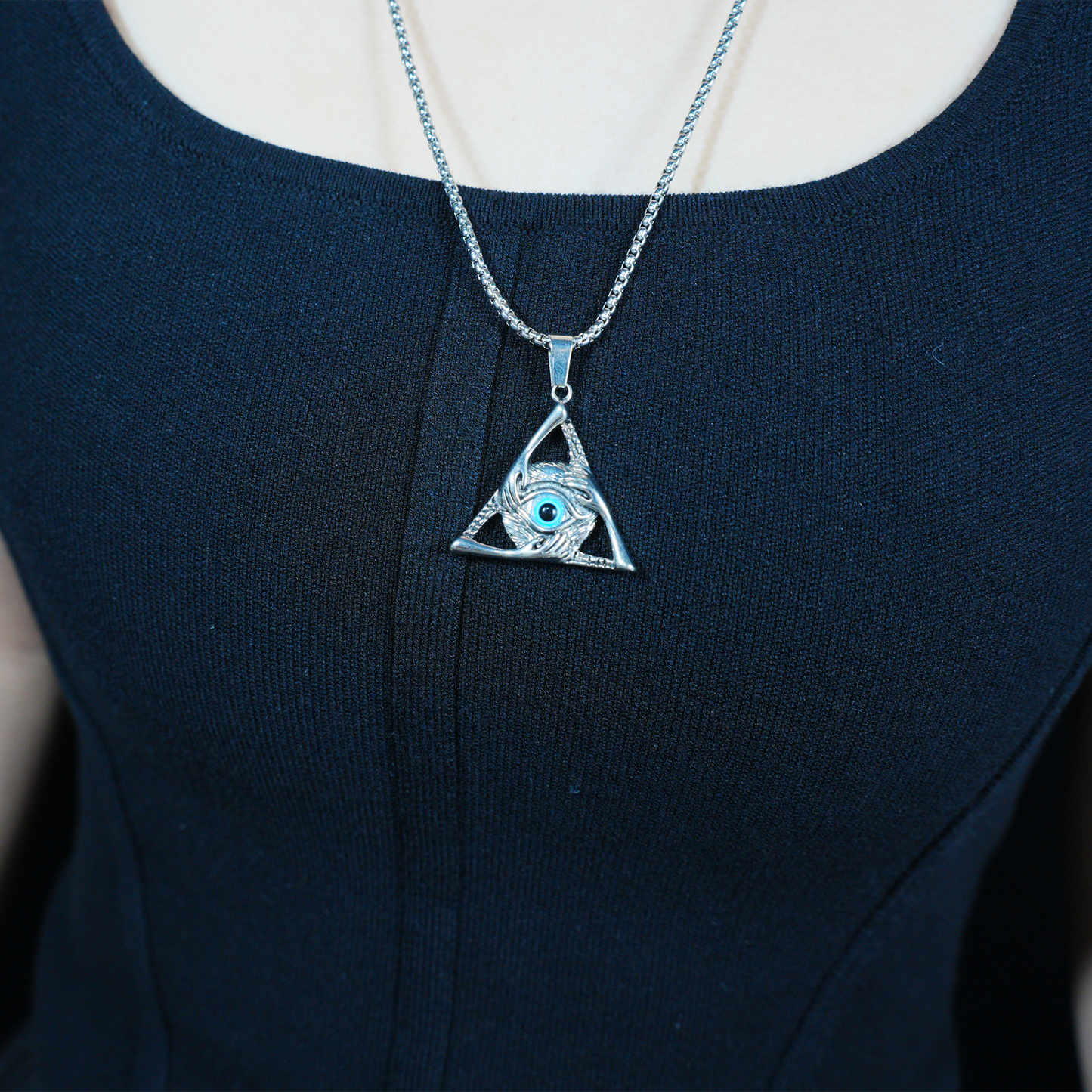 Halskette mit Dreiecksanhänger „Allsehendes Auge“ | Mystischer Amulettschmuck mit blauem Edelstein | Gotischer okkulter Unisex-Schutzanhänger