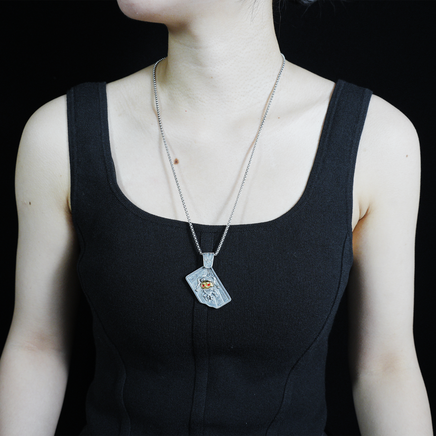 Halskette mit Narren-Totenkopf-Anhänger | Gothic-Punk-Schmuck mit goldenen und roten Akzenten | Dunkles Totem-Accessoire für Männer und Frauen