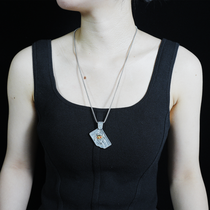 Halskette mit Narren-Totenkopf-Anhänger | Gothic-Punk-Schmuck mit goldenen und roten Akzenten | Dunkles Totem-Accessoire für Männer und Frauen
