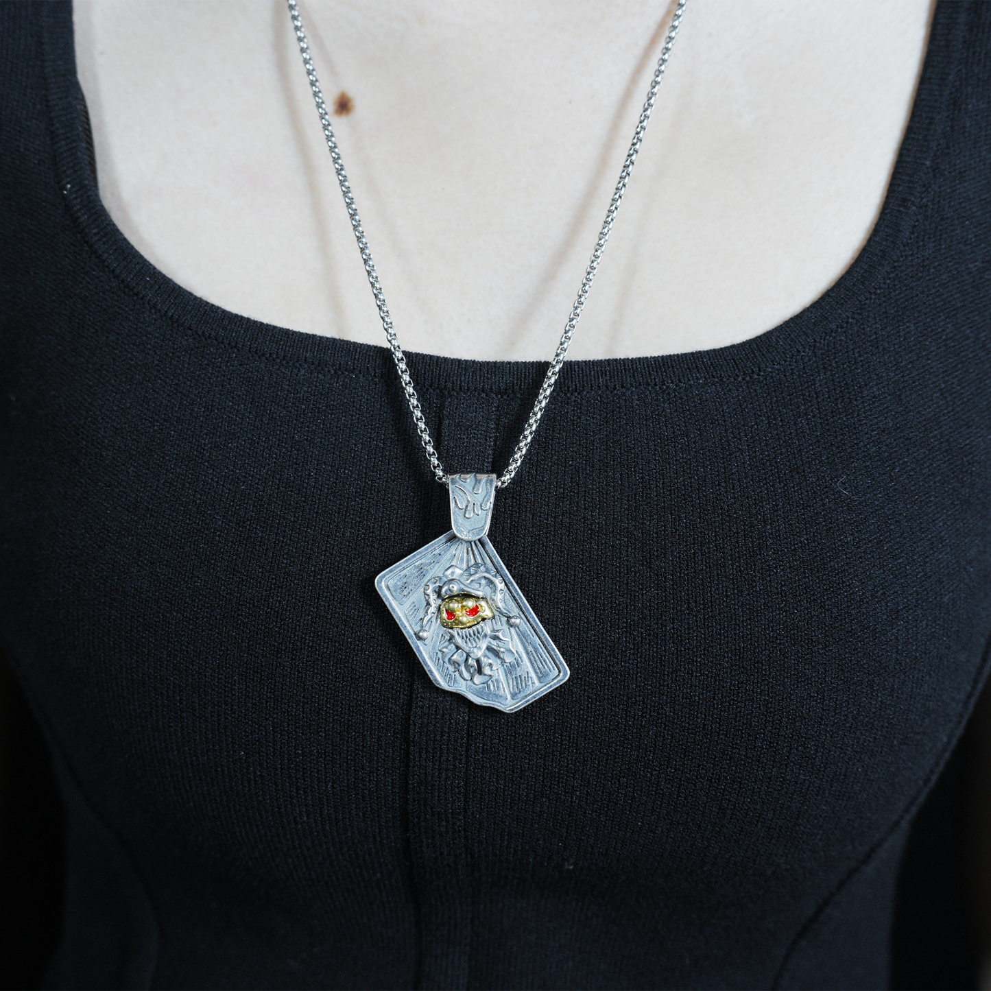 Halskette mit Narren-Totenkopf-Anhänger | Gothic-Punk-Schmuck mit goldenen und roten Akzenten | Dunkles Totem-Accessoire für Männer und Frauen