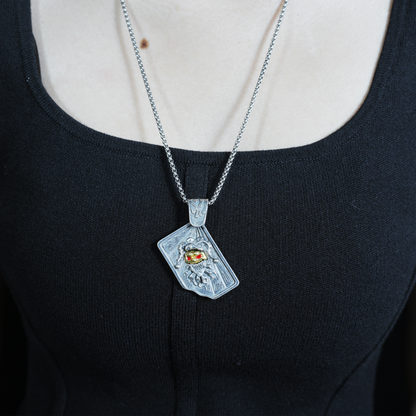 Halskette mit Narren-Totenkopf-Anhänger | Gothic-Punk-Schmuck mit goldenen und roten Akzenten | Dunkles Totem-Accessoire für Männer und Frauen