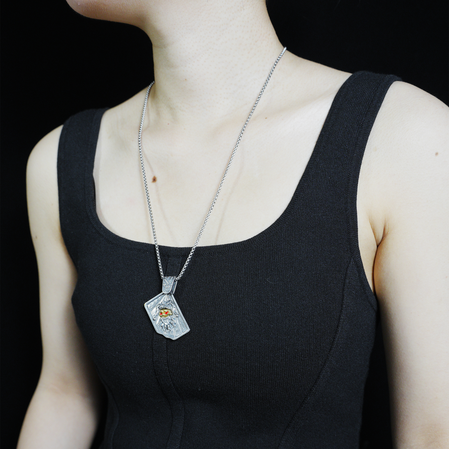 Halskette mit Narren-Totenkopf-Anhänger | Gothic-Punk-Schmuck mit goldenen und roten Akzenten | Dunkles Totem-Accessoire für Männer und Frauen