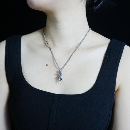Vintage-Halskette mit silbernem Blattzweig | Anhänger im handgefertigten Look | Unisex-Schmuck im Naturstil für den täglichen Gebrauch