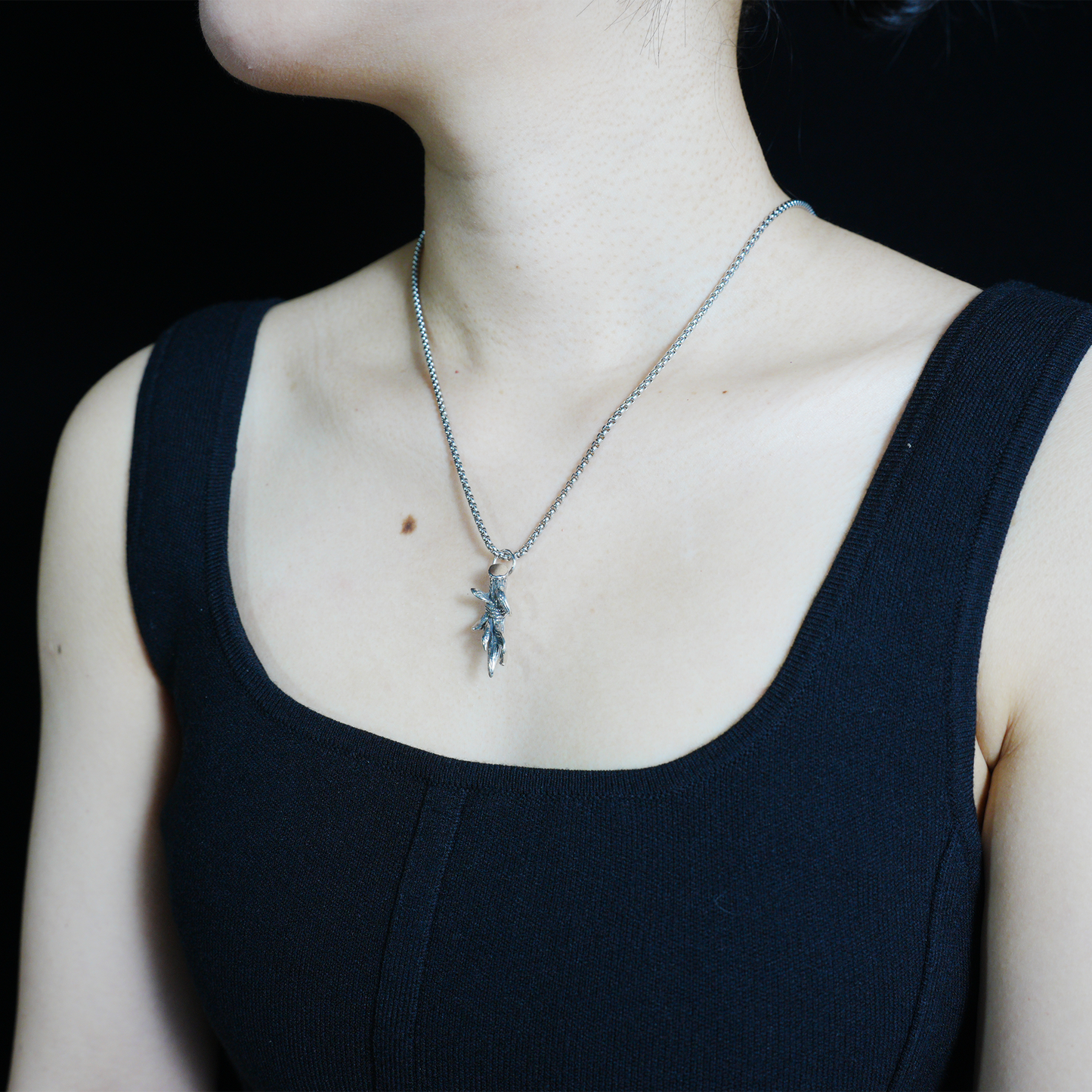Vintage-Halskette mit silbernem Blattzweig | Anhänger im handgefertigten Look | Unisex-Schmuck im Naturstil für den täglichen Gebrauch