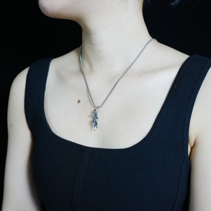 Vintage-Halskette mit silbernem Blattzweig | Anhänger im handgefertigten Look | Unisex-Schmuck im Naturstil für den täglichen Gebrauch
