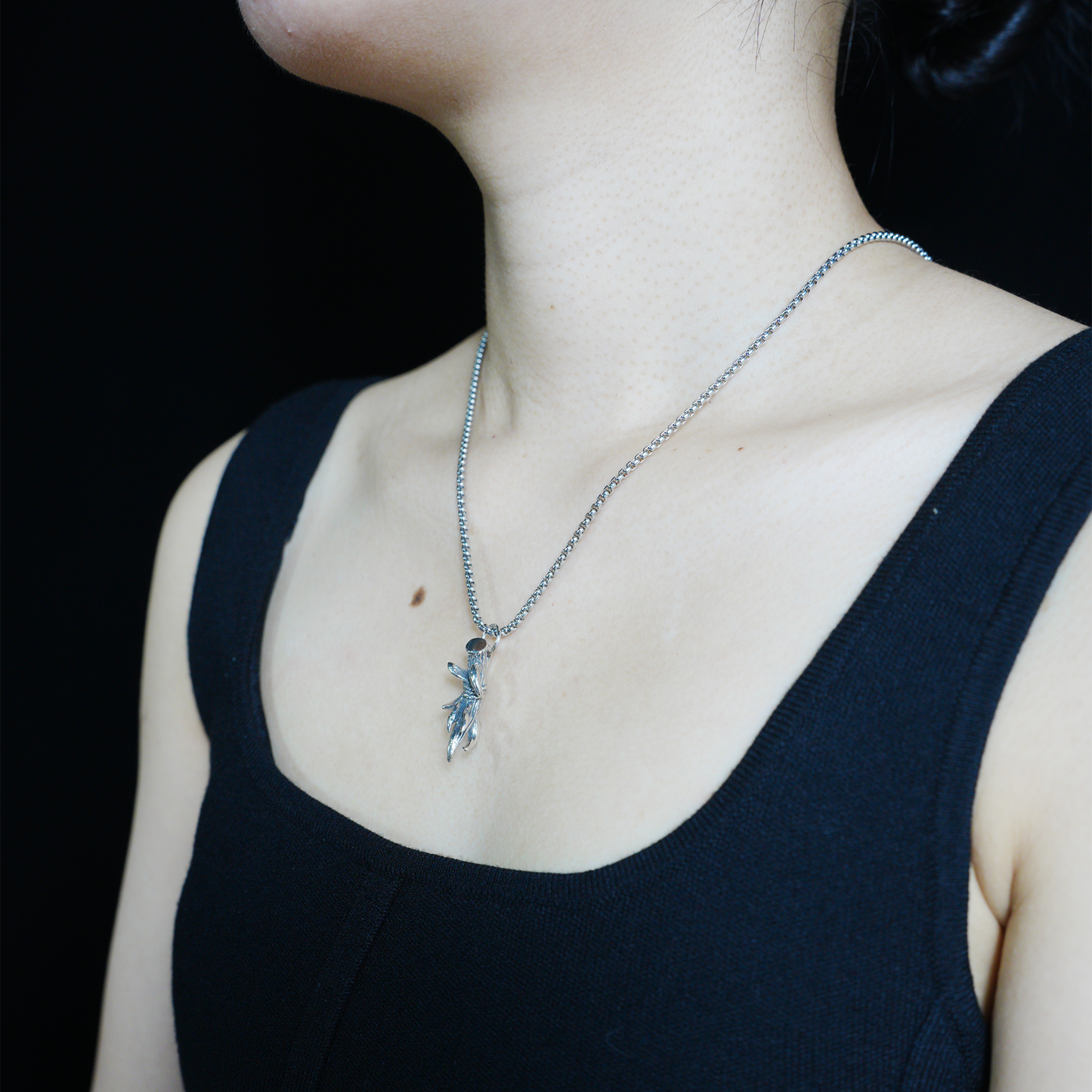 Vintage-Halskette mit silbernem Blattzweig | Anhänger im handgefertigten Look | Unisex-Schmuck im Naturstil für den täglichen Gebrauch