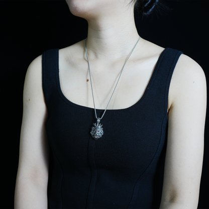 Halskette mit gekröntem Löwenkopf-Anhänger | Vintage-Schmuck mit roten Augen | Auffälliges Gothic-Unisex-Statement