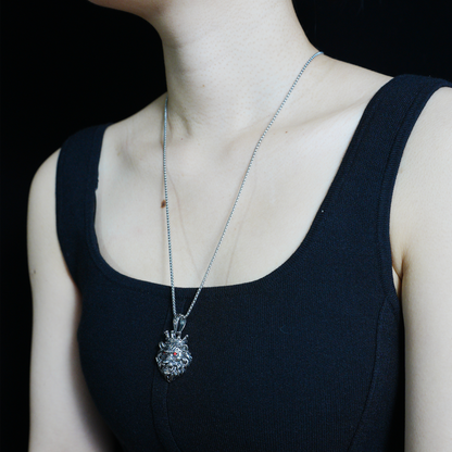 Halskette mit gekröntem Löwenkopf-Anhänger | Vintage-Schmuck mit roten Augen | Auffälliges Gothic-Unisex-Statement