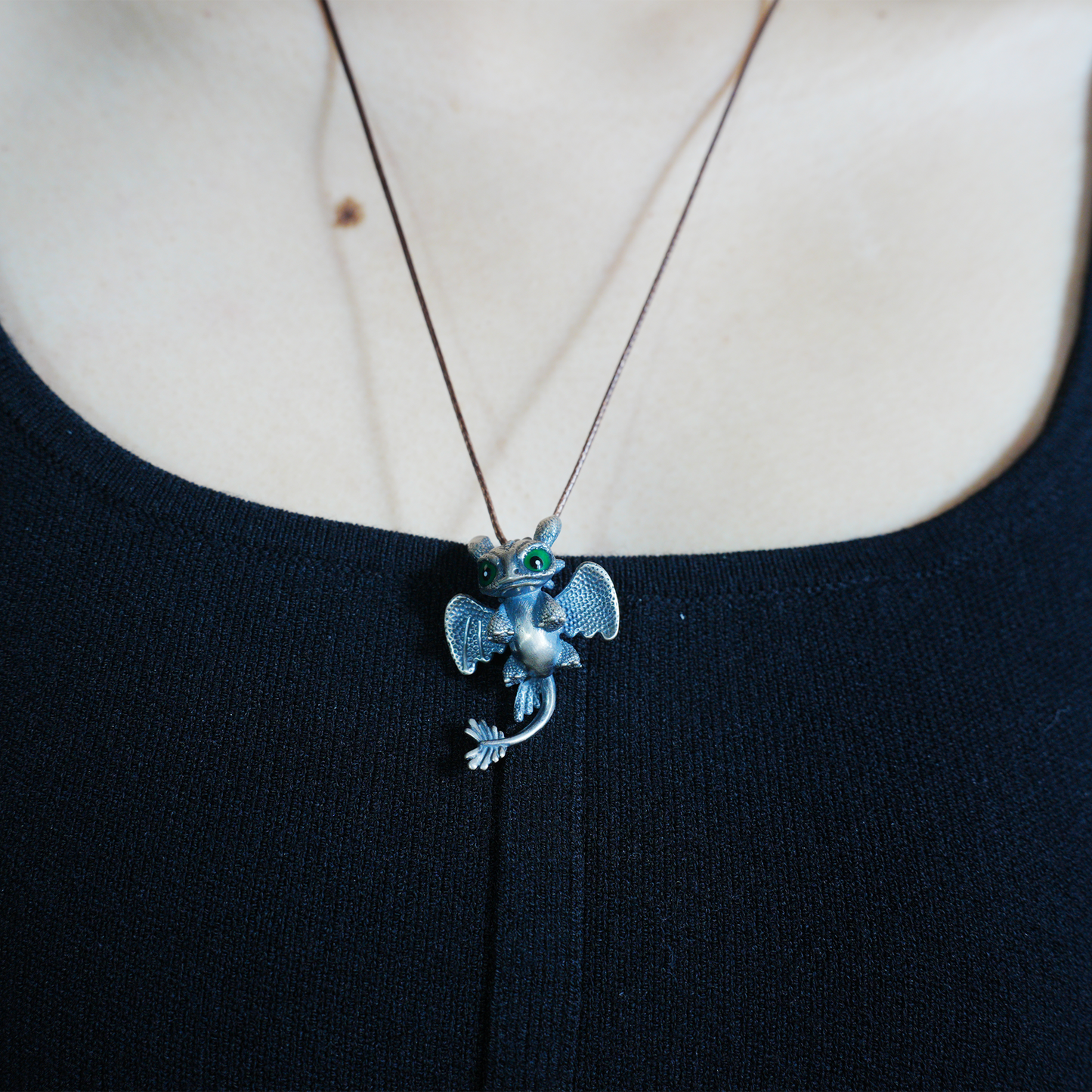 Süße Halskette mit Drachenanhänger – Fantasy-Tierschmuck, grünäugiger Babydrachen-Anhänger, handgefertigtes Geschenk im Gothic-Stil für alle Altersgruppen
