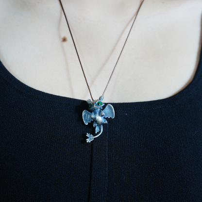 Süße Halskette mit Drachenanhänger – Fantasy-Tierschmuck, grünäugiger Babydrachen-Anhänger, handgefertigtes Geschenk im Gothic-Stil für alle Altersgruppen
