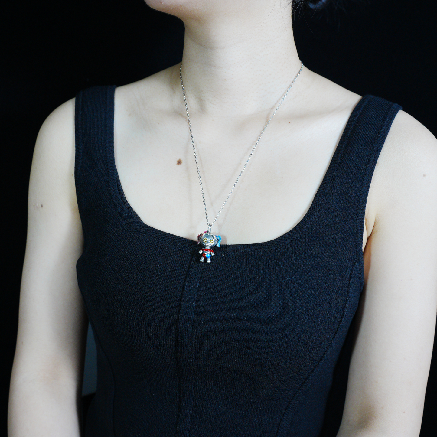 Halskette mit Anhänger „Punk Doll Girl“, süßer Cosplay-Stil, rote und blaue Haare, Knopfaugen, handgefertigter Schmuck aus Legierung