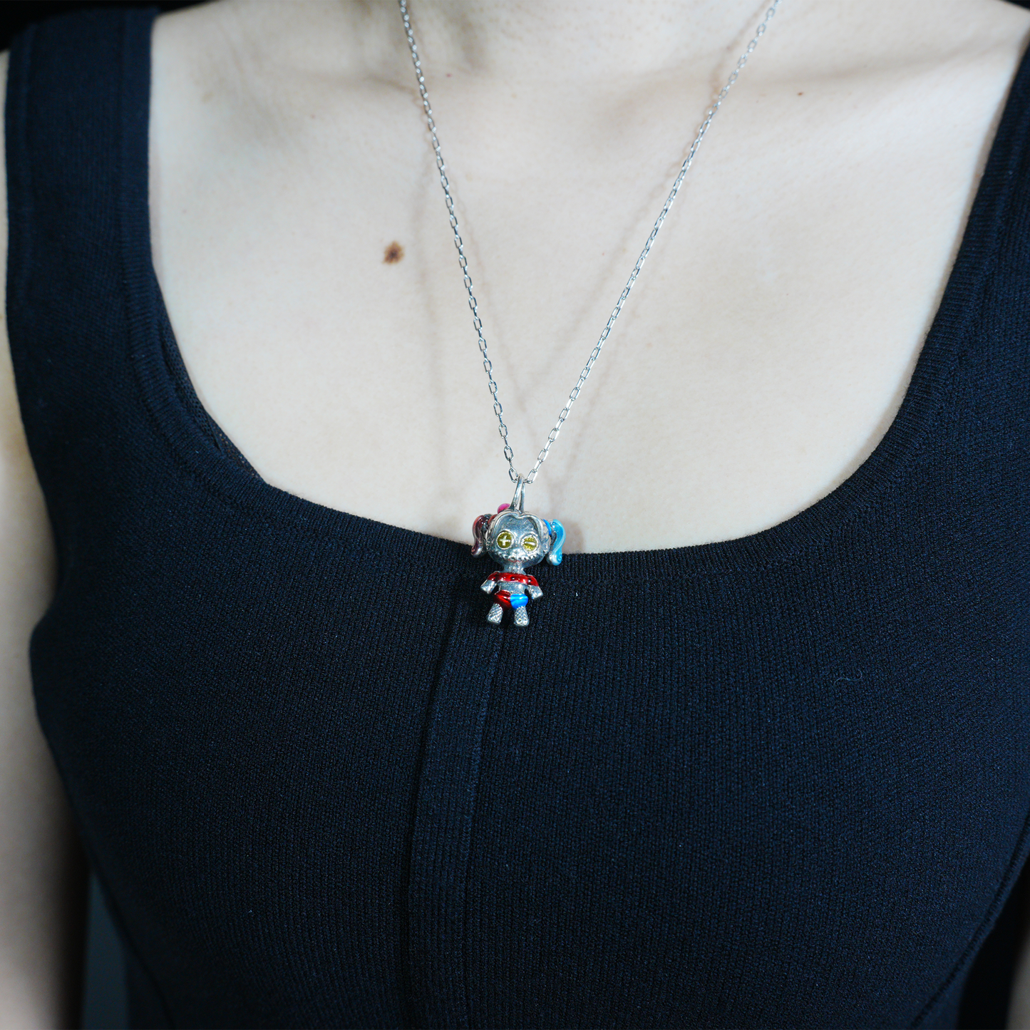 Halskette mit Anhänger „Punk Doll Girl“, süßer Cosplay-Stil, rote und blaue Haare, Knopfaugen, handgefertigter Schmuck aus Legierung