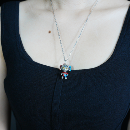 Halskette mit Anhänger „Punk Doll Girl“, süßer Cosplay-Stil, rote und blaue Haare, Knopfaugen, handgefertigter Schmuck aus Legierung