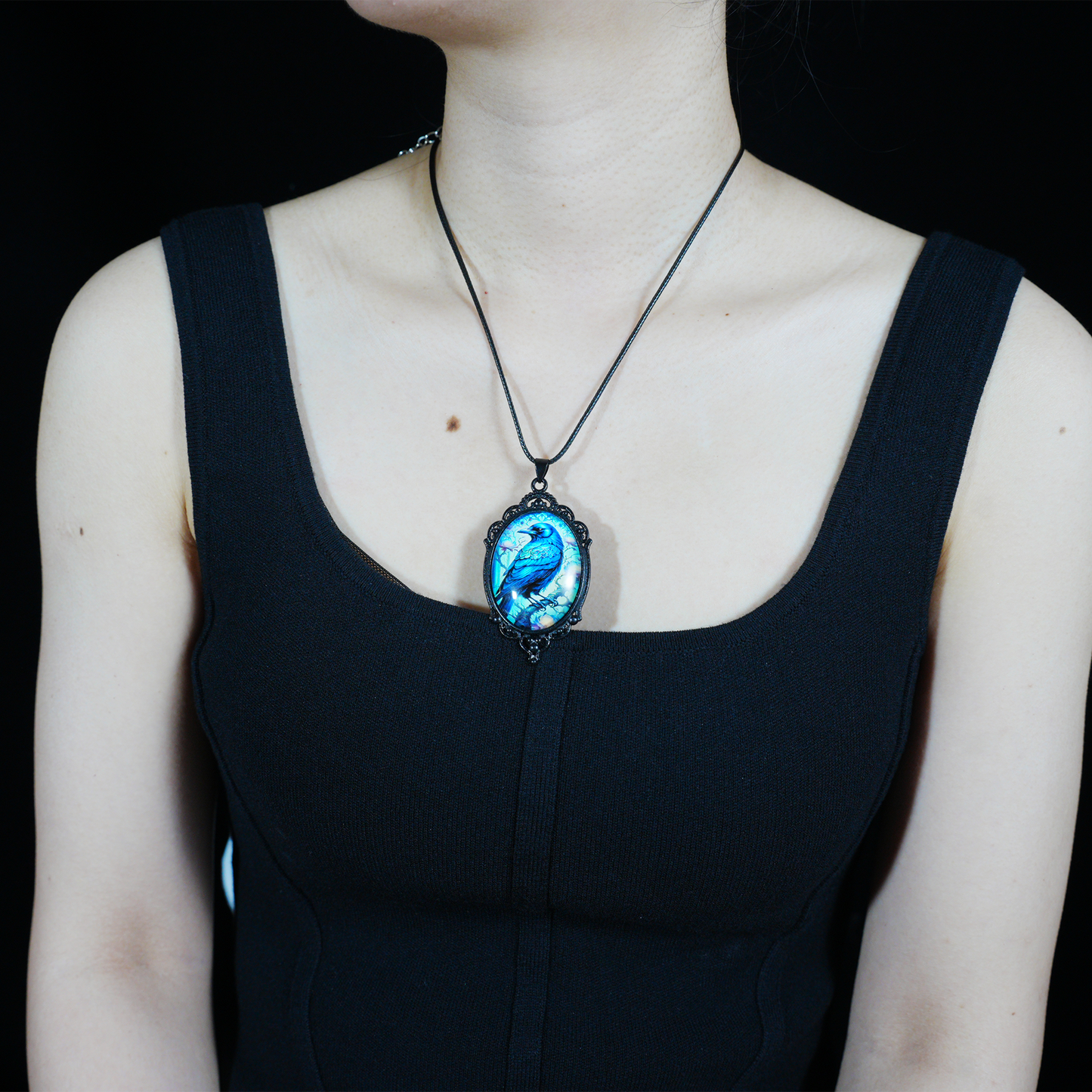 Halskette mit mystischem Rabenanhänger | Gotischer Vintage-Rahmen mit blau-schwarzer Illustration | Fantasy-Totemschmuck für Schutz und Weisheit