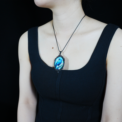 Halskette mit mystischem Rabenanhänger | Gotischer Vintage-Rahmen mit blau-schwarzer Illustration | Fantasy-Totemschmuck für Schutz und Weisheit