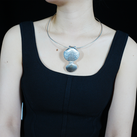 Minimalist Ocean-Inspired Double Shell Necklace · Metal Wire Collar Design · Symbolic Statement Jewelry