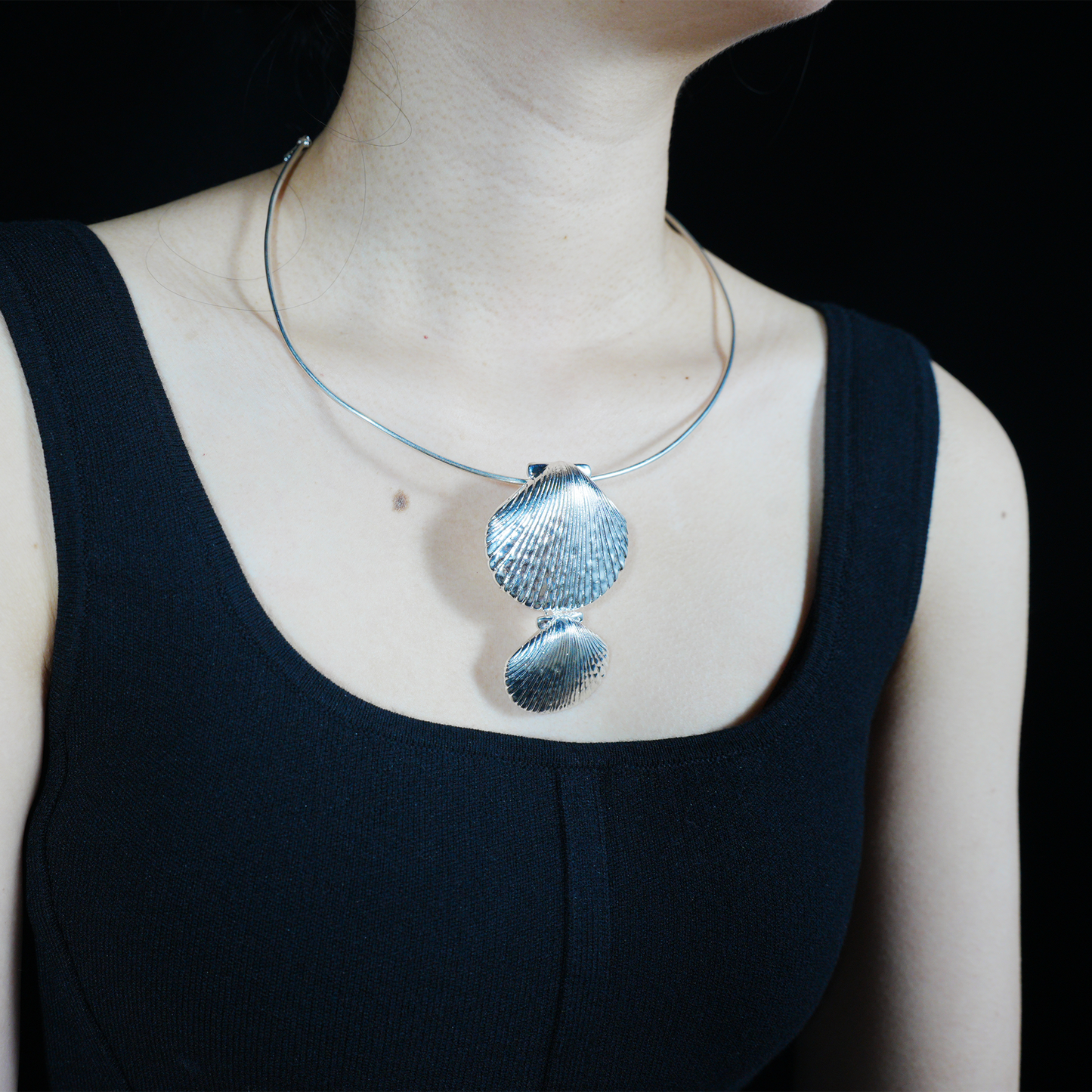 Minimalist Ocean-Inspired Double Shell Necklace · Metal Wire Collar Design · Symbolic Statement Jewelry