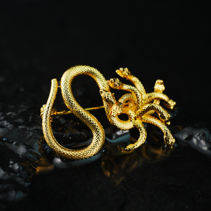 Mythische Hydra-Schlangenbrosche – Goldener mehrköpfiger Schlangenschmuck