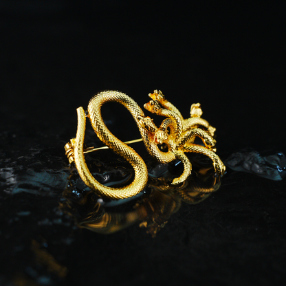 Mythische Hydra-Schlangenbrosche – Goldener mehrköpfiger Schlangenschmuck