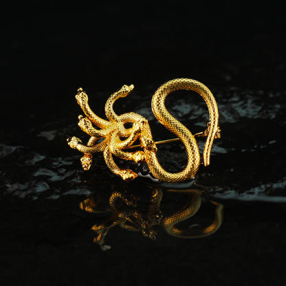 Mythische Hydra-Schlangenbrosche – Goldener mehrköpfiger Schlangenschmuck